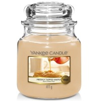 Świeca średnia Freshly Tapped Maple Yankee Candle