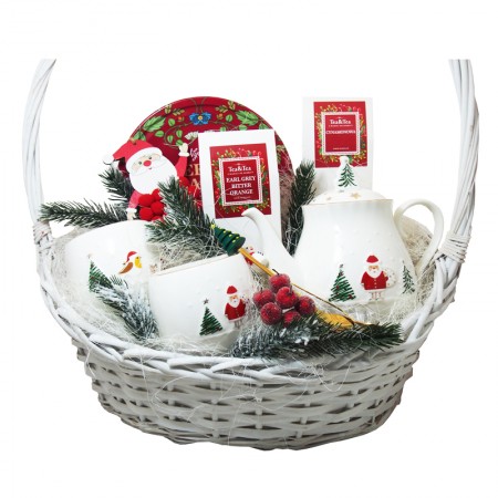 Kosz z herbatami i porcelaną