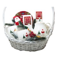 Kosz z herbatami i porcelaną