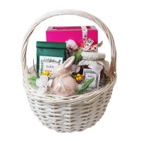 Koszyk z herbatami i konfiturą